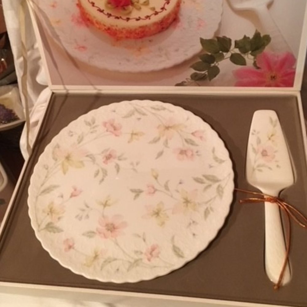 China cake plate with server by Mikana